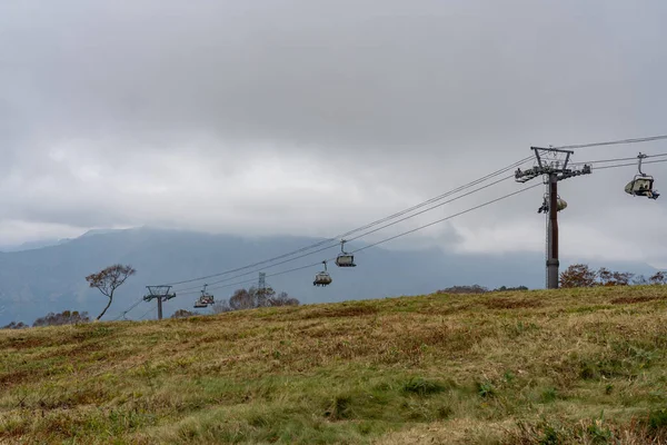 Naeba, Yuzawa, Prefeitura de Niigata, Japão - OCT 21 2028: Tashiro Rapid Lift, Tashiro Ski Resort em época de folhagem de outono. — Fotografia de Stock