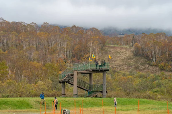 Naeba, Yuzawa, Prefeitura de Niigata, Japão - OCT 21 2019: Tashiro Ski Resort em temporada de folhagem de outono. Fora da Estação de Dragondola Summit (Naeba-Tashiro Gondola). — Fotografia de Stock