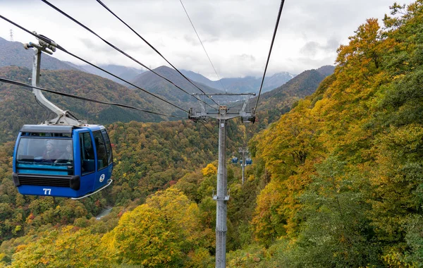 Naeba, Yuzawa, Prefeitura de Niigata, Japão - OCT 21 2019: Dragondola (Naeba-Tashiro Gondola) em temporada de folhagem de outono. A mais longa linha aérea de elevação de gôndola Japão. — Fotografia de Stock