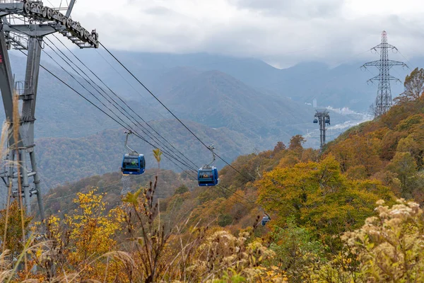 Naeba, Yuzawa, Prefeitura de Niigata, Japão - OCT 21 2019: Dragondola (Naeba-Tashiro Gondola) em temporada de folhagem de outono. A mais longa linha aérea de elevação de gôndola Japão. — Fotografia de Stock