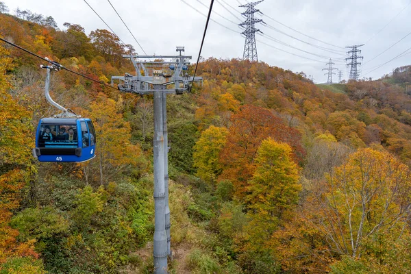 Naeba, Yuzawa, Niigata Prefecture, Japan - OCT 21 2019: Dragondola (Naeba-Tashiro Gondola) in autumn leaves season. 일본에서 가장 긴 공중 곤돌라. — 스톡 사진