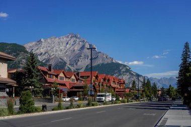 Banff, Kanada - 28 AUG 2020: Yaz mevsiminde Banff Bulvarı sokak manzarası Covid-19 pandemik dönemi boyunca güneşli bir sabah.