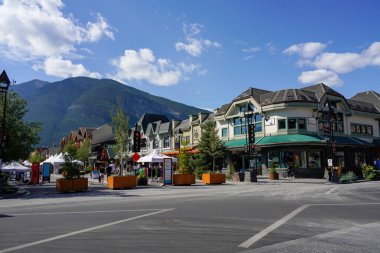 Banff, Kanada - 28 AUG 2020: Yaz mevsiminde Banff Bulvarı sokak manzarası Covid-19 pandemik dönemi boyunca güneşli bir sabah.