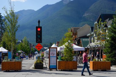 Banff, Kanada - 28 AUG 2020: Yaz mevsiminde Banff Bulvarı sokak manzarası Covid-19 pandemik dönemi boyunca güneşli bir sabah.