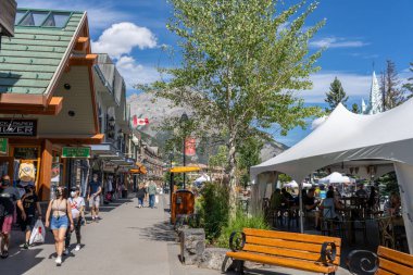 Banff, Kanada - 28 AUG 2020: Yaz mevsiminde Banff Bulvarı sokak manzarası Covid-19 pandemik dönemi boyunca güneşli bir sabah.