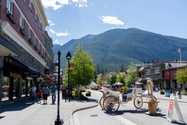 Banff, Kanada - 28 AUG 2020: Yaz mevsiminde Banff Bulvarı sokak manzarası Covid-19 pandemik dönemi boyunca güneşli bir sabah.
