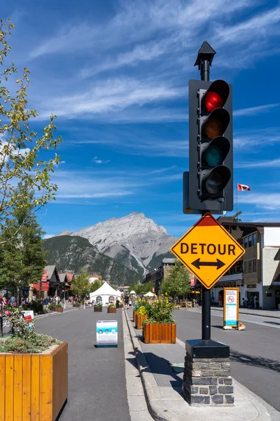 Banff Καναδάς Aug 2020 Street View Banff Avenue Summer Time — Φωτογραφία Αρχείου