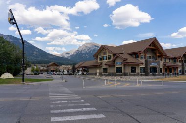Canmore, Alberta, Kanada - SEP 9 2020: Yaz sezonunda Town Canmore 'un sokak manzarası.