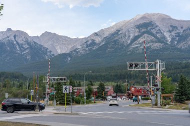 Canmore, Alberta, Kanada - SEP 9 2020: Yaz sezonunda Town Canmore 'un sokak manzarası.