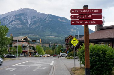 Canmore, Alberta, Kanada - SEP 9 2027: Yaz sezonunda Town Canmore 'un sokak manzarası.
