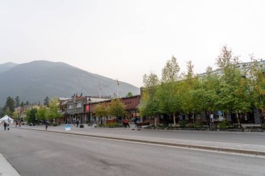 Banff, Alberta, Kanada - 14 Mayıs 2020 Banff Bulvarı şehir merkezi. Orman yangınlarından çıkan duman. Kötü hava kalitesi.
