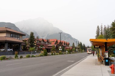 Banff, Alberta, Kanada - 14 Mayıs 2020 Banff Bulvarı şehir merkezi. Orman yangınlarından çıkan duman. Kötü hava kalitesi.