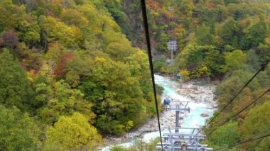 Sonbahar yeşillik mevsiminde Dragondoldan (Naeba-Tashiro Gondola) dağların ve vadilerin manzarası. Japonya 'daki en uzun teleferik hattı. Naeba, Yuzawa, Niigata Bölgesi.