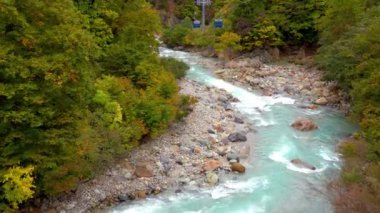 Sonbahar yeşillik mevsiminde Dragondoldan (Naeba-Tashiro Gondola) dağların ve vadilerin manzarası. Japonya 'daki en uzun teleferik hattı. Naeba, Yuzawa, Niigata Bölgesi.