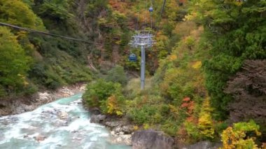 Sonbahar yeşillik mevsiminde Dragondoldan (Naeba-Tashiro Gondola) dağların ve vadilerin manzarası. Japonya 'daki en uzun teleferik hattı. Naeba, Yuzawa, Niigata Bölgesi.