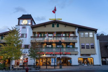 Banff, Alberta, Kanada - 12 2020 Saat Kulesi Köy Alışveriş Merkezi. Banff Bulvarı 'nın sonbahar gecesi sokak manzarası.