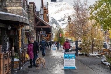 Banff, Alberta, Kanada - OCT 14 2020: Sonbahar ve kış aylarında Banff Bulvarı 'nın sokak manzarası Covid-19 salgın döneminde güneşli bir gün.