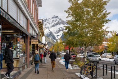 Banff, Alberta, Kanada - OCT 14 2020: Sonbahar ve kış aylarında Banff Bulvarı 'nın sokak manzarası Covid-19 salgın döneminde güneşli bir gün.