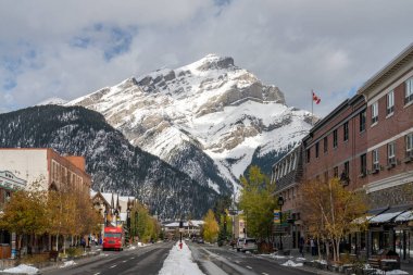 Banff, Alberta, Kanada - OCT 14 2020: Sonbahar ve kış aylarında Banff Bulvarı 'nın sokak manzarası Covid-19 salgın döneminde güneşli bir gün.