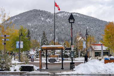 Banff, Alberta, Kanada - OCT 15 2020: Banff kasabasının sokak manzarası. Banff Bulvarı 'nda sonbahar ve kış karlı mevsimde otobüs durağı.