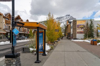 Banff, Alberta, Kanada - OCT 15 2020: Banff kasabasının sokak manzarası. Banff Bulvarı 'nda sonbahar ve kış karlı mevsimde otobüs durağı.