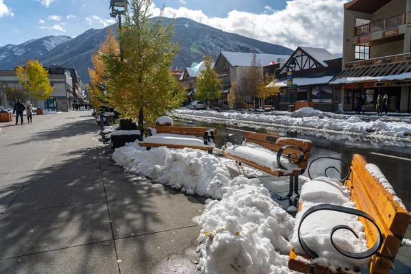 Banff, Alberta, Canadá - OCT 14 2020: Vista de la calle de Banff Avenue en otoño e invierno temporada nevada día soleado durante el período covid-19 pandemia. — Foto de Stock