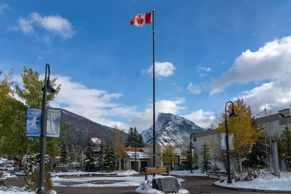 Banff, Alberta, Kanada - 14. OKT 2020: Straßenansicht der Banff Avenue im Herbst und Winter schneebedeckte Jahreszeit sonniger Tag während der Covid-19-Pandemiezeit. — Stockfoto