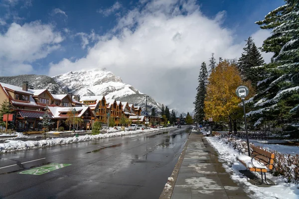 Banff, Alberta, Canada - OCT 15 2020 : Street view of Town of Banff. Bus stop in Banff Avenue in autumn and winter snowy season. — Stock Photo, Image