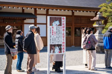 Kyoto, Japonya - 28 Şubat 2024: Jonangu Tapınağı Ağlayan Erik ve Kamelya Festivali.