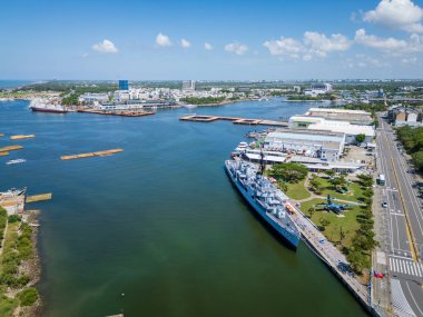 Tainan, Tayvan. De Yang DDG-925 destroyer müzesiyle Anping Limanı 'nın hava görüntüsü güneşli bir yaz gününde rıhtıma yanaştı..