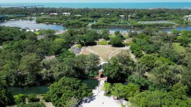 Yazın Anping Limanı şehir manzaralı tarihi Sonsuz Altın Kale 'nin (Erkunshun Kalesi) ve hendeğin insansız hava aracı görüntüsü. Tainan, Tayvan.