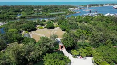 Yazın Anping Limanı şehir manzaralı tarihi Sonsuz Altın Kale 'nin (Erkunshun Kalesi) ve hendeğin insansız hava aracı görüntüsü. Tainan, Tayvan.