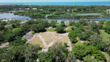 Yazın Anping Limanı şehir manzaralı tarihi Sonsuz Altın Kale 'nin (Erkunshun Kalesi) ve hendeğin insansız hava aracı görüntüsü. Tainan, Tayvan.