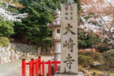 Shiga Bölgesi 'ndeki bir Shingon Budist tapınağı olan Osaki-ji Tapınağı adına oyulmuş taş bir anıt. Takashima, Shiga, Japonya.