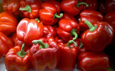 Süpermarkette rafta taze kırmızı dev kırmızı biber, Tatlı biber