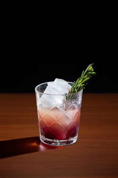 Gin Bordeaux Cocktail Versierd Met Rozemarijn Donkere Achtergrond — Stockfoto