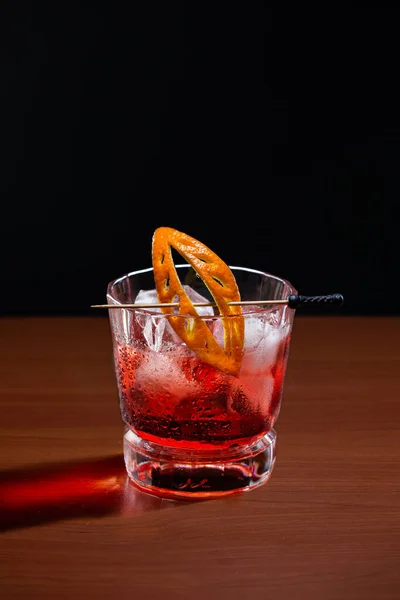 Negroni Cocktail Versierd Met Sinaasappelschil Donkere Achtergrond — Stockfoto