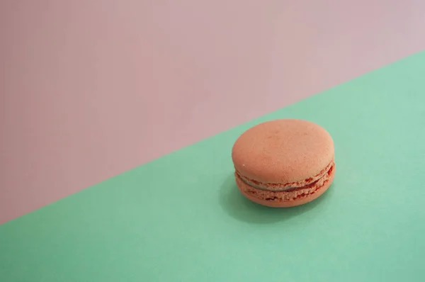 Macaron Couleur Quartz Rose Sur Turquoise Fond Rose Avec Espace — Photo