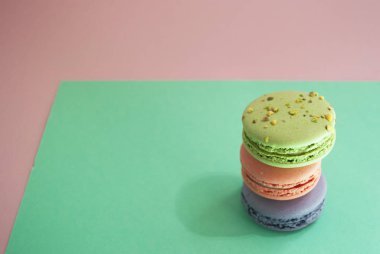 Çok renkli arka plan üzerinde renkli macarons.
