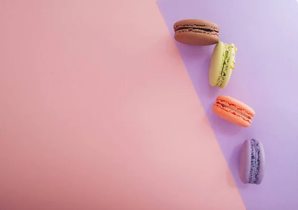 Quatre Délicieux Macarons Dessert Français Sur Fond Multicolore Avec Espace — Photo
