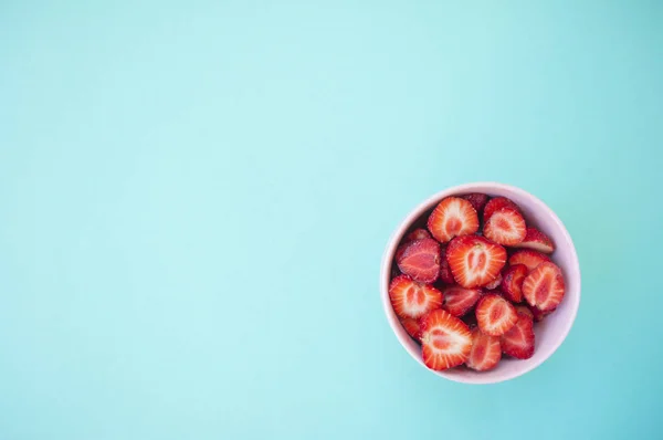 분홍색 파란색 배경에 신선한 달콤한 딸기의 텍스트 — 스톡 사진