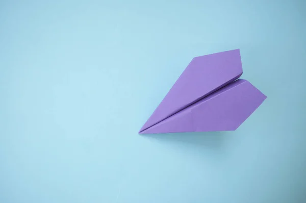 Plano Plano Plano Papel Púrpura Sobre Fondo Azul Pastel Con — Foto de Stock