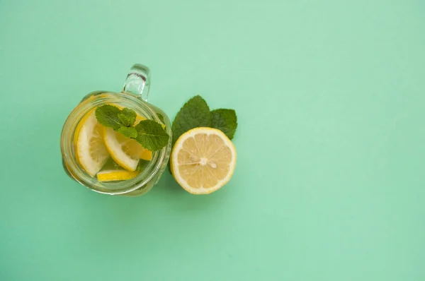 Vista Superior Del Tarro Masón Vaso Limonada Mojito Con Limones — Foto de Stock