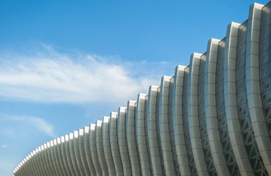 Simferopol, Crimea - 24 Mayıs 2018. Havaalanı. Bir binanın, dalgalı çizgilerle çağdaş geometrik cephe.