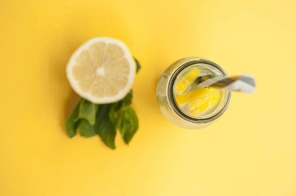 Vista Superior Del Vaso Tarro Albañil Limonada Mojito Con Limones — Foto de Stock
