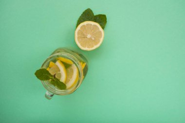 Üstten görünüm mason kavanoza cam limonata veya limon ve nane ile mojito. Taze yaz kokteyli.