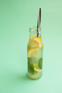 Mason kavanoza bardak limonata veya limon ve nane ile mojito. Taze yaz kokteyli.