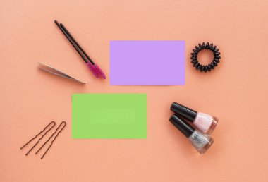 Kozmetik ve metin alanı turuncu zemin üzerine saç aksesuarları.