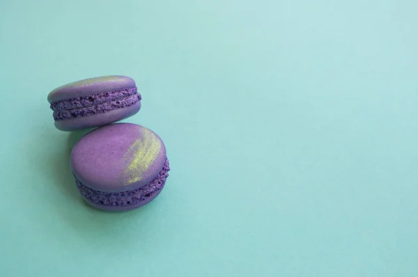 Dos Hermosos Sabrosos Macarrones Color Violeta Con Trazo Dorado Sobre — Foto de Stock