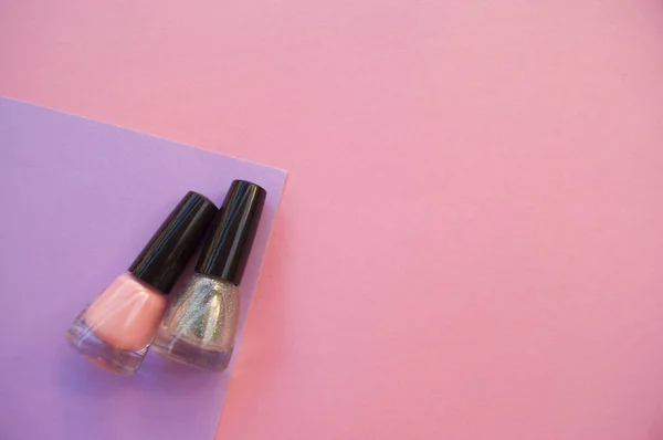 Flat Lay Moda Esmaltes Brilhantes Fundo Pastel Rosa Violeta Com — Fotografia de Stock
